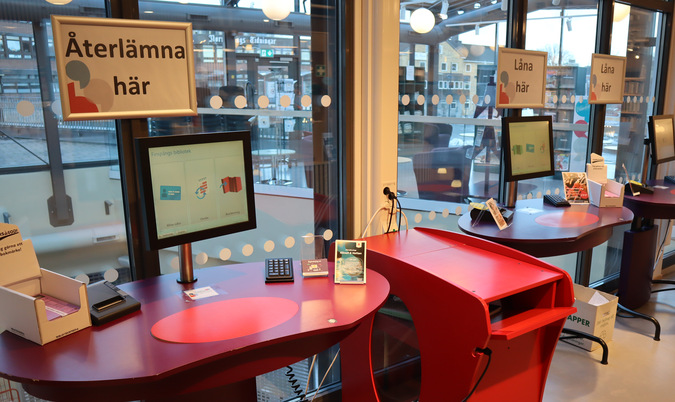 På bildens syns en dator på huvudbiblioteket i Finspångs kommun. Ovanför dataskärmen syns en skylt med budskapet "återlämna här".