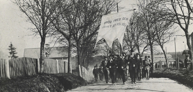 Bild: Demonstration, Vallonvägen på 1920-talet.  Bilden ingår i Eric Larsons fotosamling som förvaras i kommunarkivet.