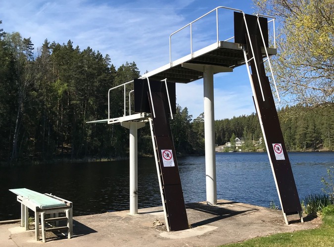 Bild till nyheten Hopptornen vid Bönner­badet och Lotorps­badet är avstängda bad­säsongen 2022