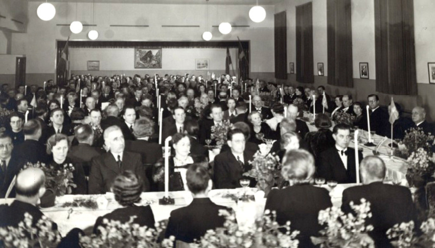 Gäster vid supébordet lyssnar på riksdagsman Skoglunds tal på banketten nyåret 1941-1942 i samband med att Finspång blev köping.