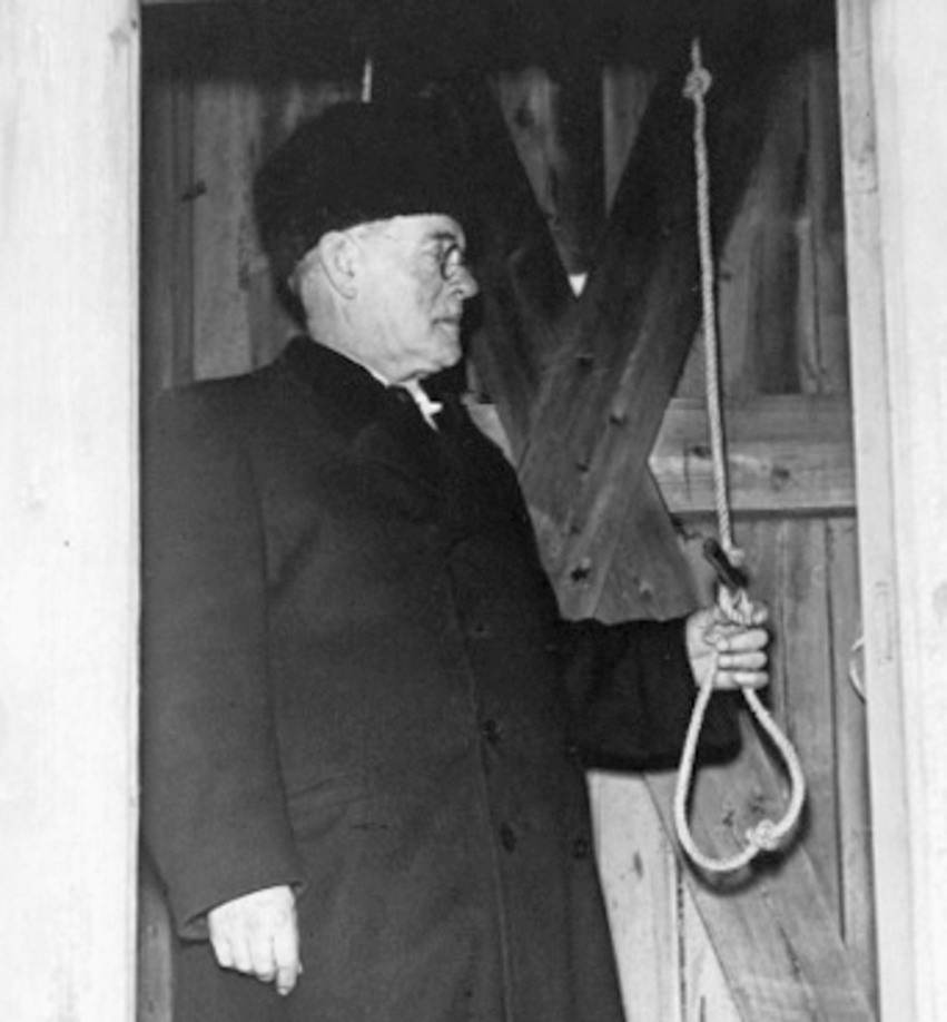 Vaktmästare Håkansson ringer i klockan nyåret 1941-1942 i samband med att Finspång blev köping.
