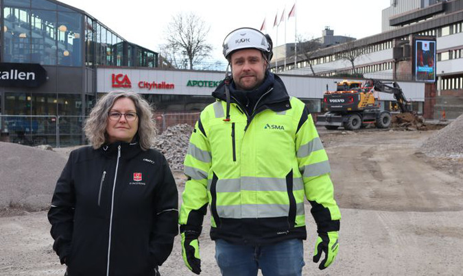 Helena Wastesson och byggprojektledare Eric Andersson vid Bergslagstorget.