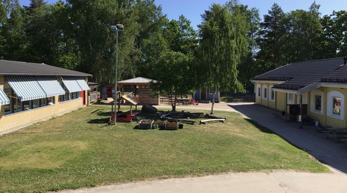 Bild på Viggetorps förskola utomhusmiljö och skolans byggnader. 