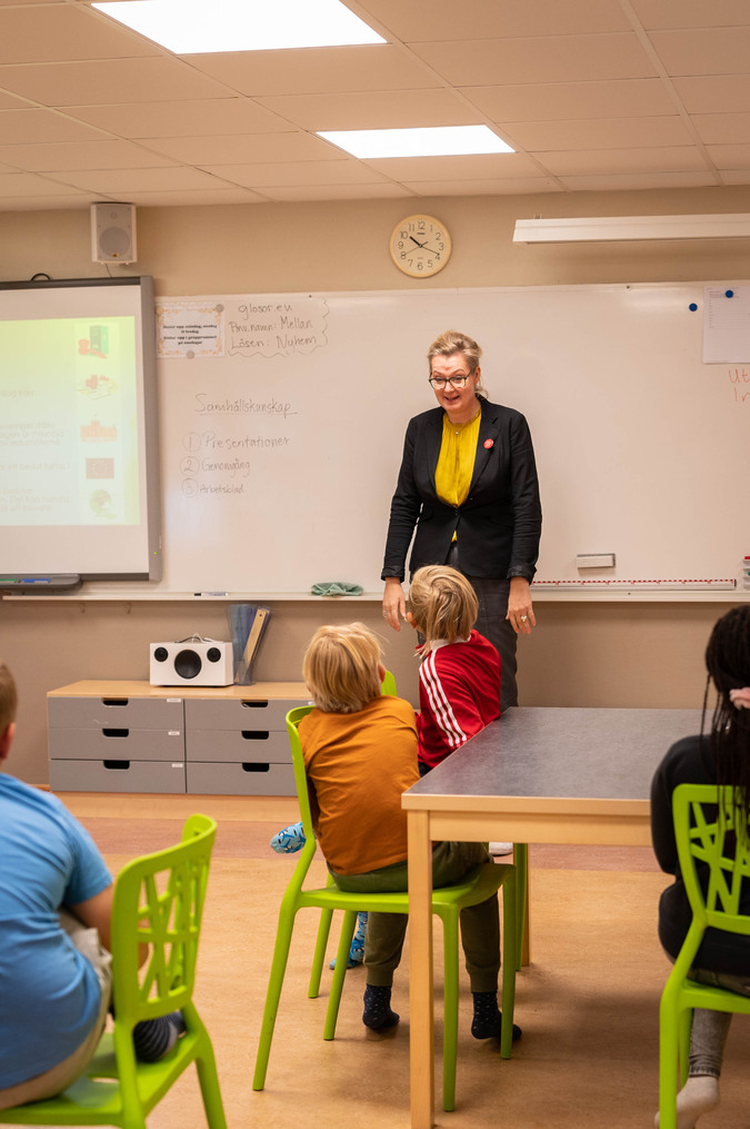 Skolminister Lina Axelsson-Kihlblom var på besök på Nyhemsskolan F-6 torsdag den 1 september 2022.