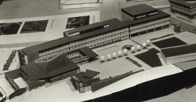Modell av kommunala bygget, Östgötabanken, varuhus Tempo, och De Geer,  november 1968.  Bilden ingår i Eric Larsons fotosamling som förvaras i kommunarkivet.