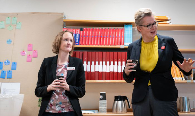 Skolminister Lina Axelsson-Kihlblom var på besök på Nyhemsskolan F-6 torsdag den 1 september 2022.