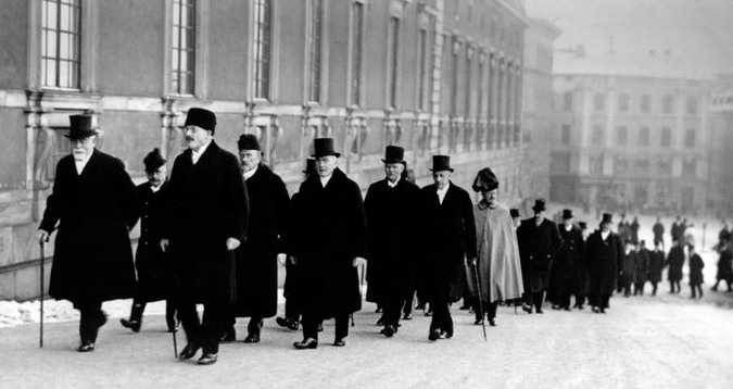 Riksdagsledamöter på väg uppför Slottsbacken efter 1921 års val.