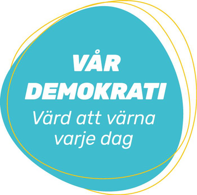Blå puffbild med texten "Vår demokrati. värd att värna varje dag!"