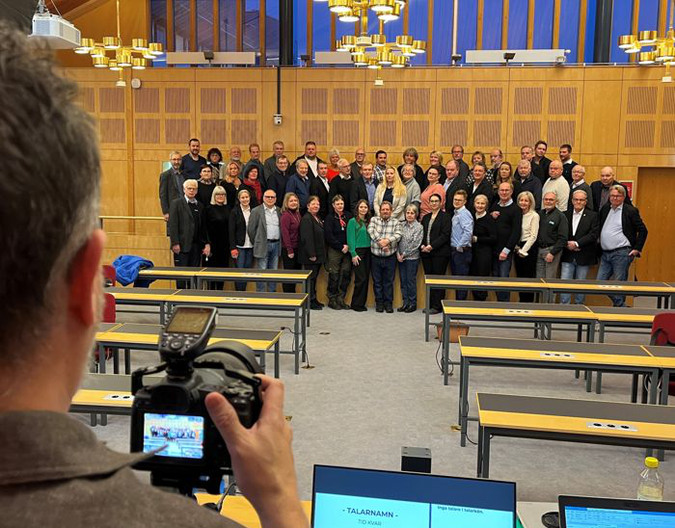 Tony Oldenburg fotograferar gruppbild på kommunfullmäktige 14 december 2022. Foto: Robert Davidsson
