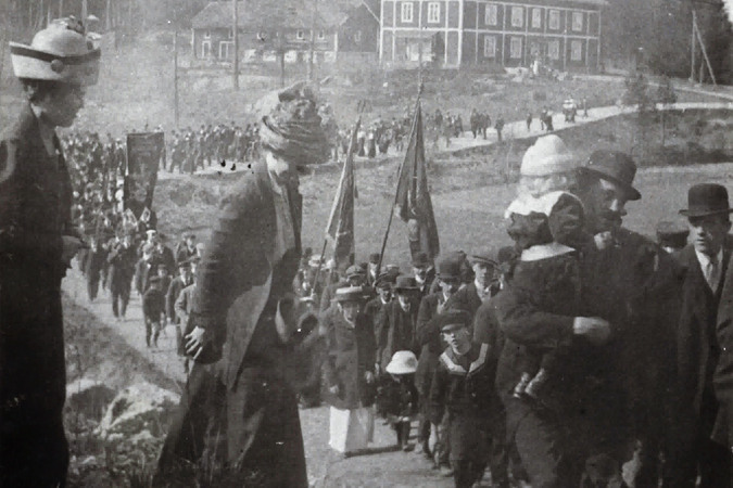 Första gången då första majdemonstrationen gick till Folkets Park 1912. Bilden ingår i Eric Larsons fotosamling som förvaras i kommunarkivet.