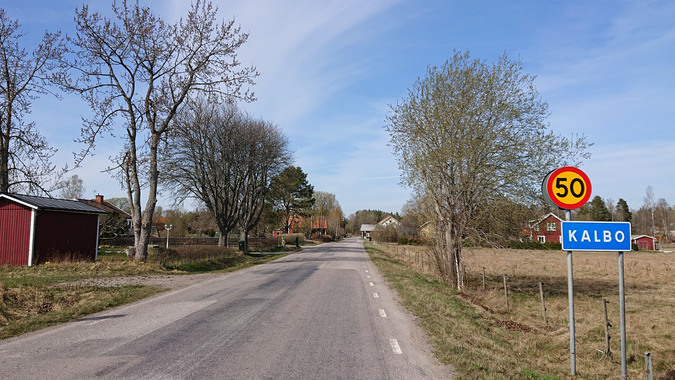 Väg genom Kalbo by i Skedevi socken.