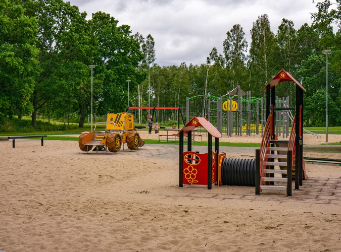 Nya lekplatsen på Norra Storängsvägen / i vita stan. Byggd 2019.